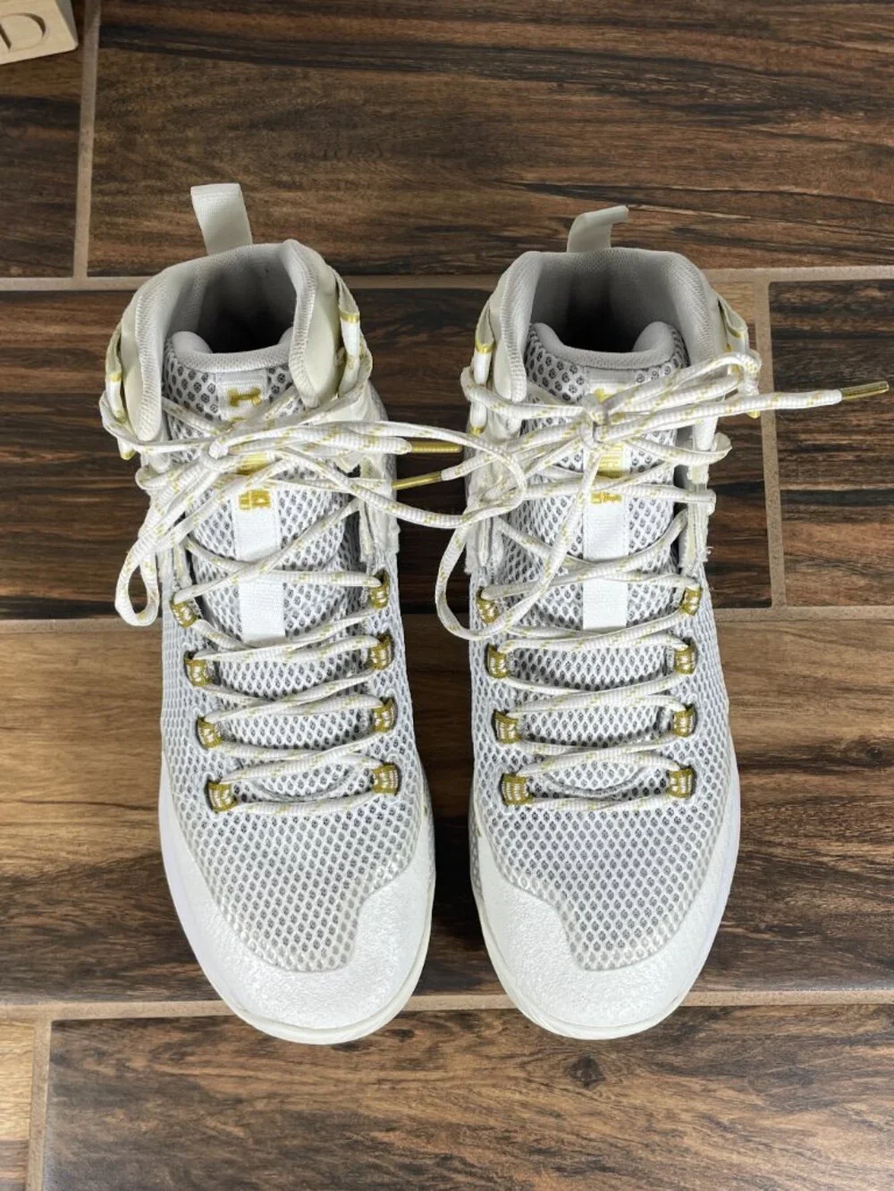 Under Armour HOVR Highlight Ace Shoes Womens Sz 9 White Gold Volleyball Sneakers